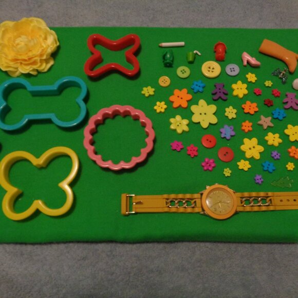 LEMON YELLOW & More FLOWER POWER BUTTONS COLORS COOKIE CUTTER  VINTAGE WATCH LOT - Picture 4 of 5